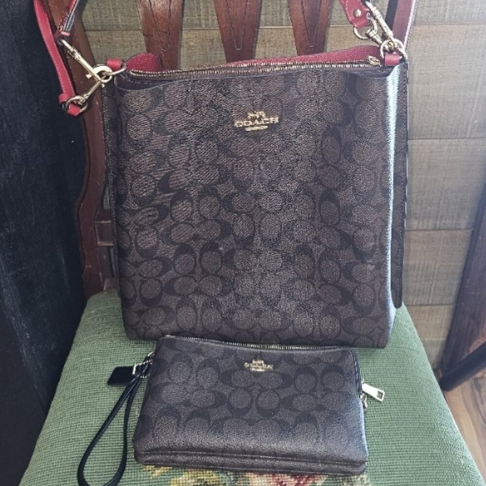 Coach shoulder bag brown and red, with gold details with Wistlet